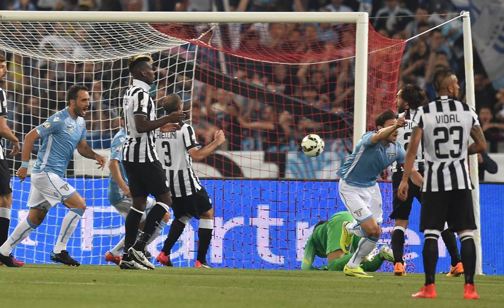 Il pallone colpito di testa da Radu supera Storari e si infila in porta: vantaggio-lampo per la Lazio. Getty